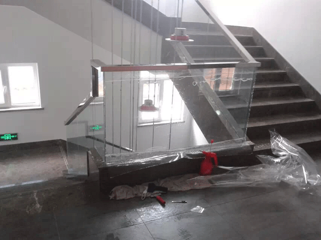 烟台开发区胜地机械楼梯防爆膜现场