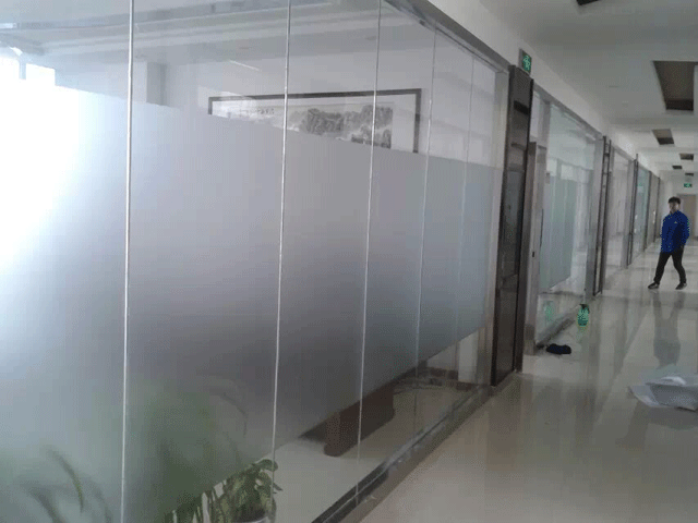 烟台芝罘区大华职业培训学校玻璃隔断磨砂膜贴膜现场